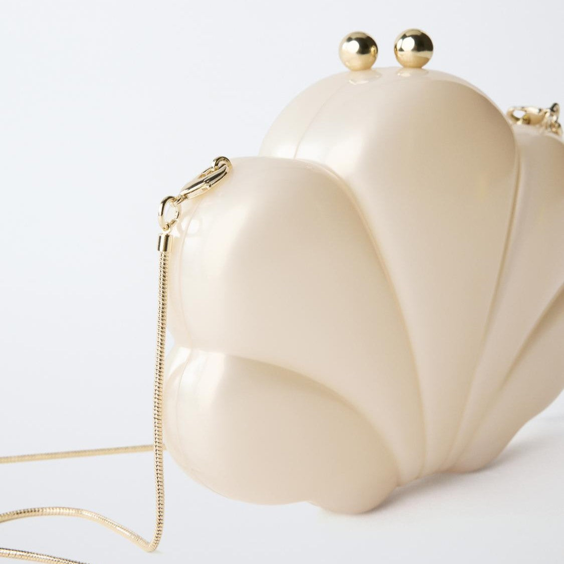 Pearlescent Cream Shell-Shaped Clutch Bag with Gold Chain Strap and Kiss-Lock Closure
