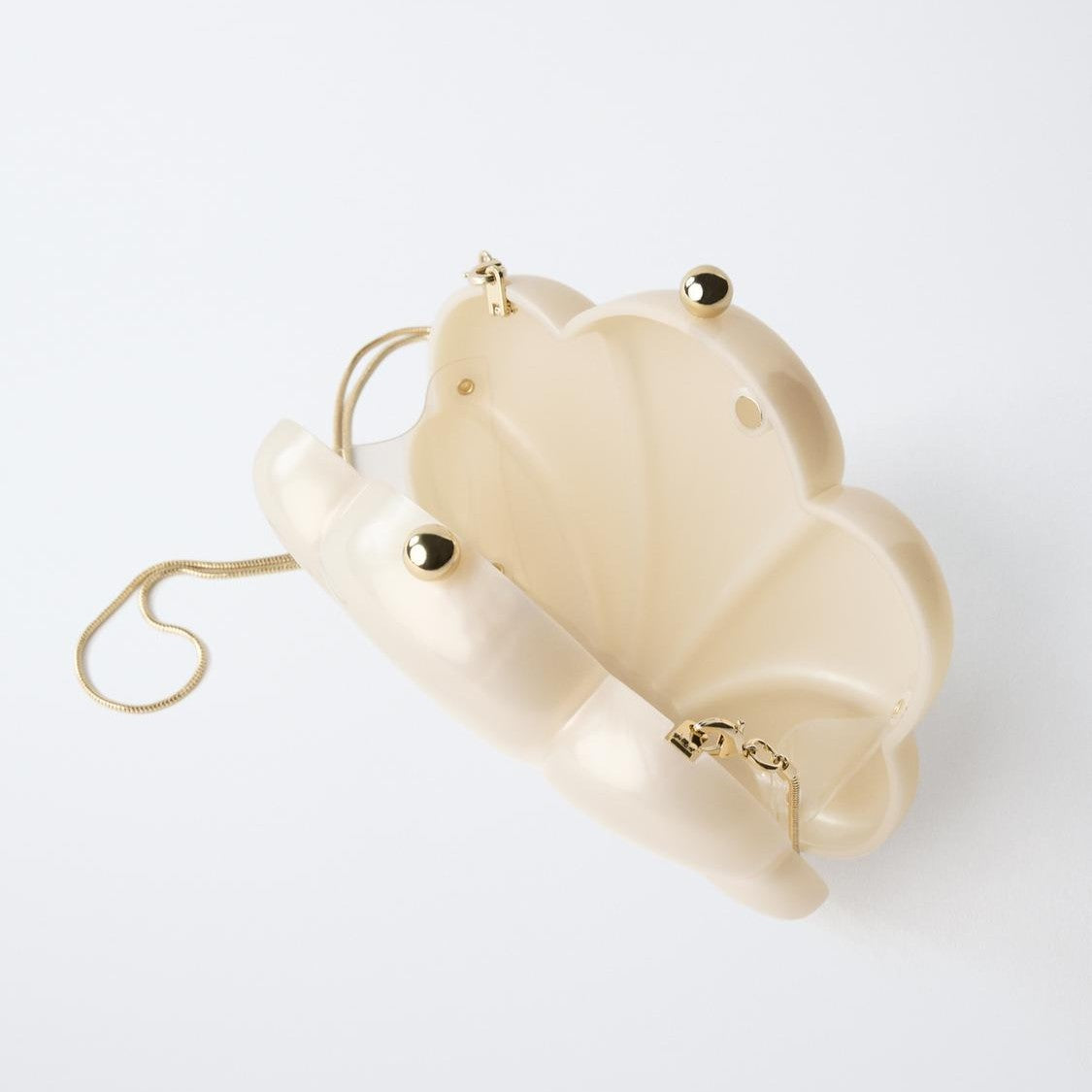 Pearlescent Cream Shell-Shaped Clutch Bag with Gold Chain Strap and Kiss-Lock Closure