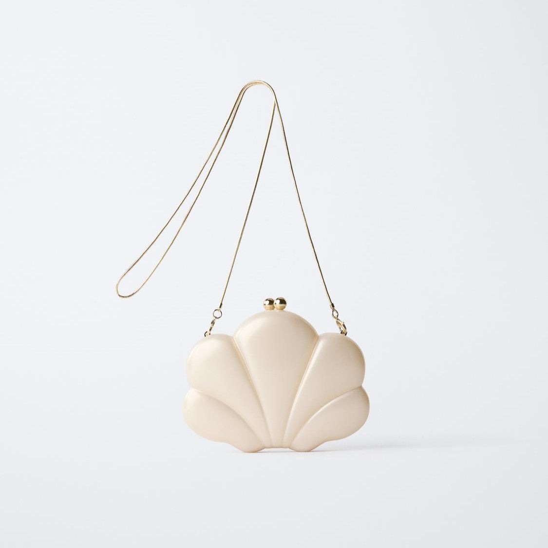 Pearlescent Cream Shell-Shaped Clutch Bag with Gold Chain Strap and Kiss-Lock Closure